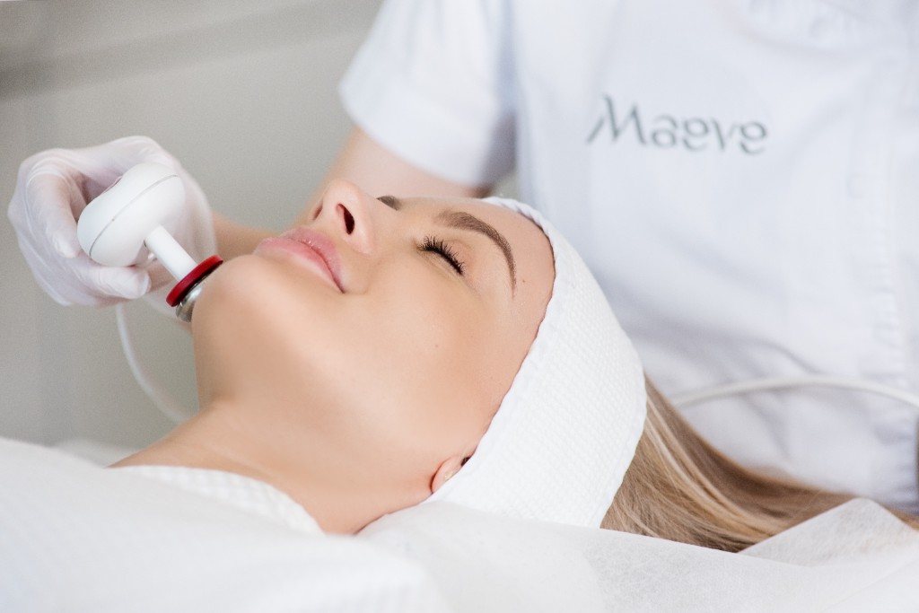 Zabieg TECAR CRV wzdłuż linii żuchwy w MAEVE